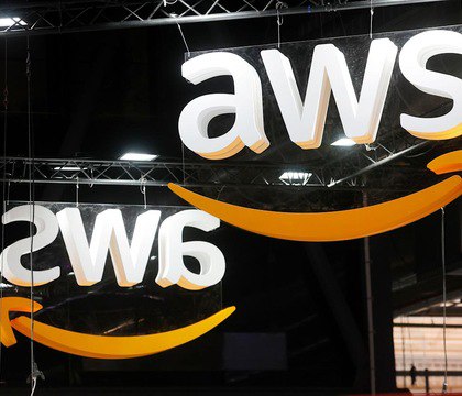 Amazon требует от Perplexity запретить ее ИИ агентам совершать покупки на площадке Как сообщает Bloomberg Amazon отправила в адрес компании Perplexity письмо в котором потребовала прекратить использование ИИ агентов Comet для совершения онлайн покупок от имени реальных людей Позиция Amazon заключается в том что такое использование ИИ нарушает условия использования сервиса