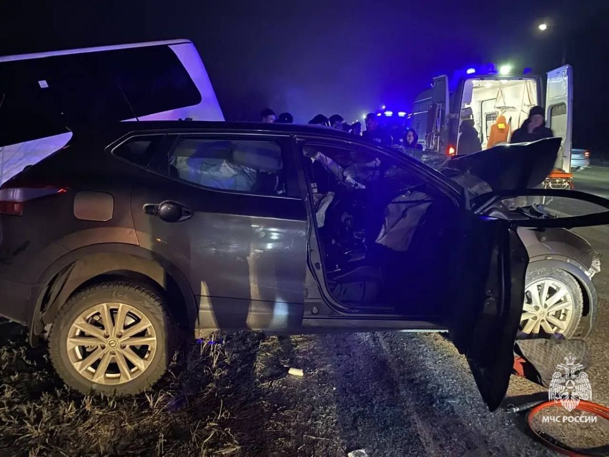 ДТП с автобусом и легковушкой тело погибшего водителя доставали из искорёженного авто спасатели   newstula ru fn 1773803 html В региональном управлении МЧС поделились подробностями с места ДТП в Узловском районе где столкнулись туристический автобус и иномарка   Прислать новость Подписаться   Мы в MAX