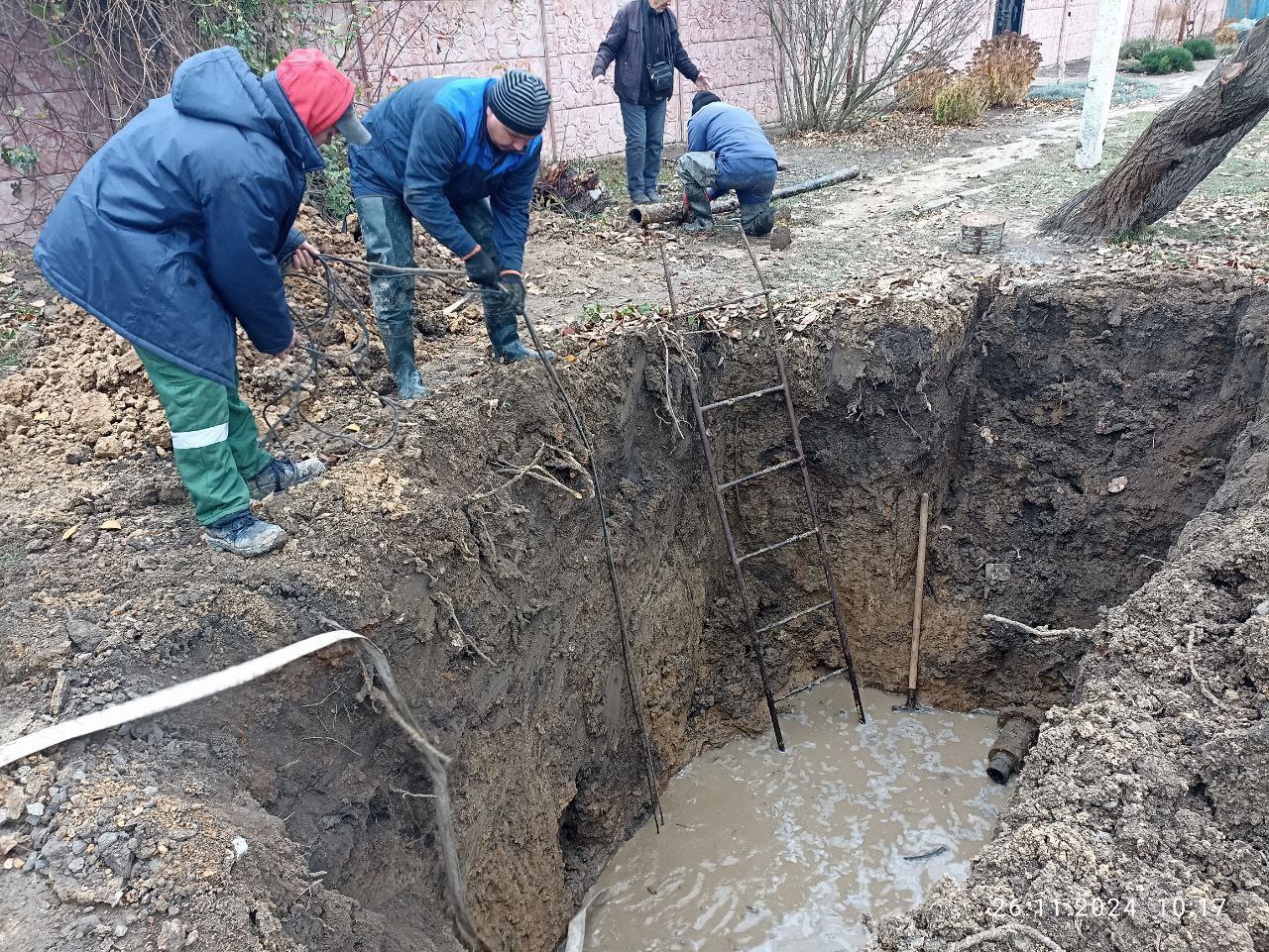 Водоснабжение в с. Чернянка восстановлено!  Благодаря слаженной работе сотрудников Каховского Облводоканала, водоснабжение в селе Чернянка было восстановлено всего за два дня, несмотря на холодную погоду и все трудности, с которыми они столкнулись.  Начальник Чернянского ТО Екатерина Тесля отметила:  "Хотелось бы сказать огромное спасибо за ваш нелёгкий труд. За то, что несмотря на все трудности, вы всегда готовы прийти на помощь."  Работы выполнены на нескольких участках:    На улице Ленина подработали трубы, откачали воду, сняли стаканы и установили заново трубы большего размера, устранив все порывы.   На улице Цюрупы откачали воду, подчистили яму и установили новые стаканы на место износившегося тройника, который был удален.   Теперь водоснабжение в селе включено, давление нормализовалось, и проверены объекты — всё в порядке!    Восстановление водоснабжения стало возможным благодаря профессионализму и настойчивости команды Каховского Облводоканала. Мы искренне благодарим их за труд и преданность делу!    Сайт Администрации Каховского МО   VK ОК