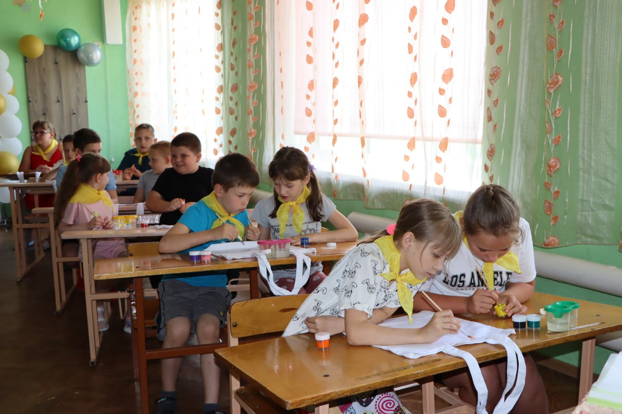 Пришкольные тематические площадки открыли свои двери для юных жителей округа! Этим летом в образовательных учреждениях для детей подготовили много интересных занятий, чтобы оно запомнилось ребятам надолго. Представители Администрации муниципалитета и управления образования Краснодонского и Лутугинского муниципальных округов побывали в Роскошнянском УВК, где ознакомились с работой досуговых площадок. Сегодняшний день был полон ярких событий. Торжественная линейка дала старт новым активностям, а зажигательный флешмоб зарядил ребят энергией. Далее специалисты Движения Первых провели увлекательный мастер-класс по изготовлению эко-шопперов. А сотрудники Центра занятости организовали интересный квест «Найди призвание». После активных занятий ребят ждали просмотр мультфильмов и викторины. Считаю, что пришкольные площадки – это пространство для развития, творчества и общения. Здесь каждый ребенок сможет найти занятие по душе, научиться чему-то новому и интересно провести время в компании сверстников.