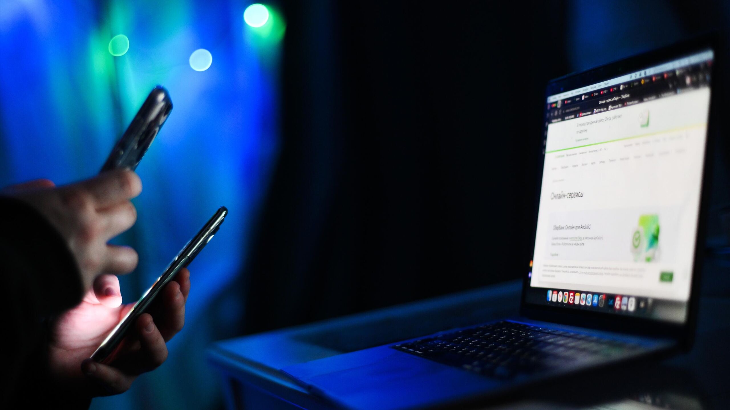 Мужчина в возрасте от 35 до 44 лет со средним доходом склонный к спонтанным тратам и без детей таков типичный портрет потенциальной жертвы звонков мошенников в предновогодний период рассказали РИА Новости в сервисе Защитник МТС В преддверии новогодних праздников мошенники чаще всего атакуют мужчин 35 44 лет со средним доходом не имеющих детей и склонных к спонтанным тратам сообщили в сервисе Отмечается что пик активности приходится на вторую половину недели среду четверг и пятницу когда бдительность людей снижается в ожидании выходных Мошенники чаще всего звонят в утренние часы когда россияне только начинают свой день с 7 до 9 утра А средняя длительность разговора с преступником составляет 17 секунд что указывает на попытку мошенников быстро добиться результата отметили эксперты