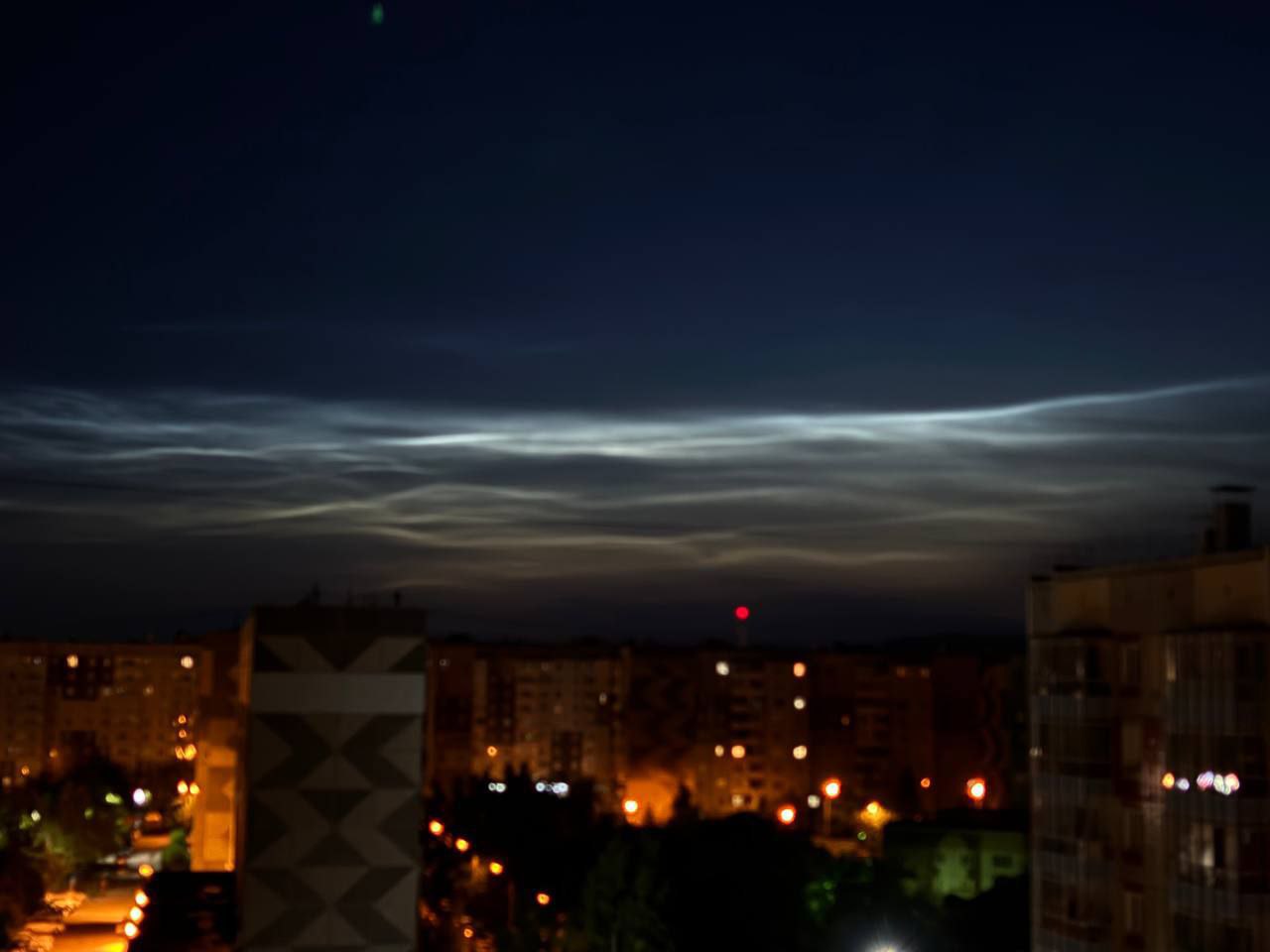 Cеребристые облака после дождя «В час ночи заметили их в Северном. Скорее всего над микрорайоном Солнечный. Интересное явление в нашем районе», – делится автор фото.