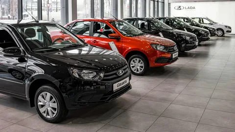 Автоваз устроил распродажу в Беларуси. Теперь там Lada Granta стоит 830 тысяч рублей. Это на 250 тысяч дешевле, чем в России.