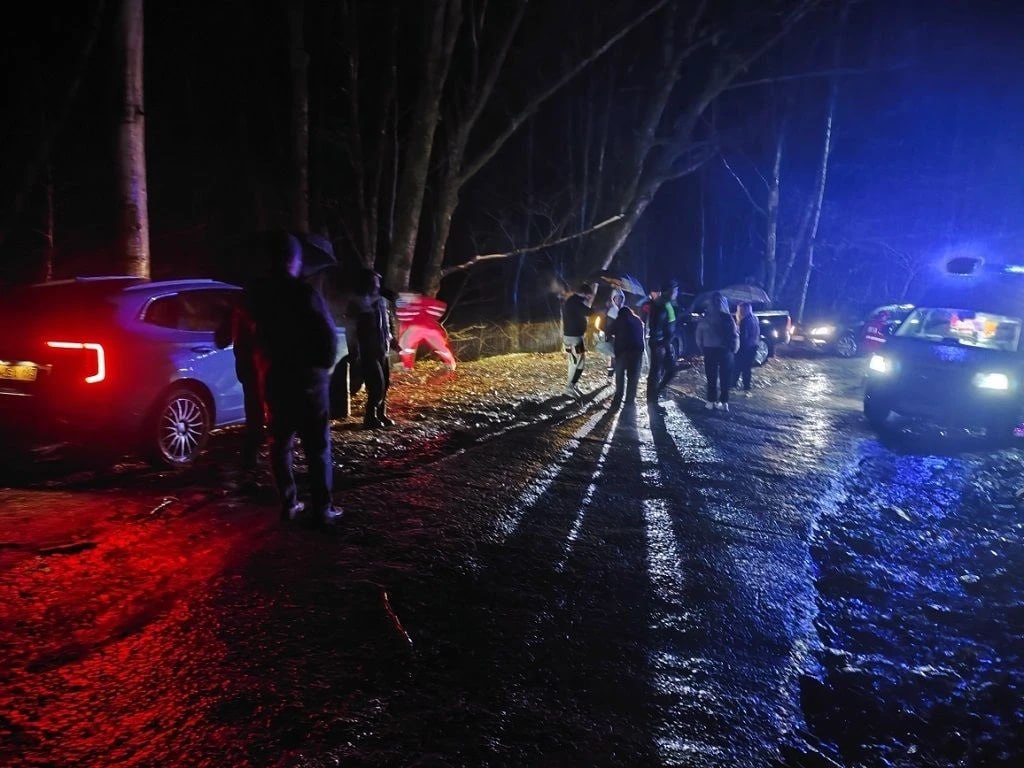 В Сочи водитель на грузовике сбил ребенка и улетел в кювет Вчера вечером в Хостинском районе Сочи на улице Измайловской водитель Газели потерял контроль над машиной сбил 13 летнюю девочку а затем автомобиль перевернулся и вылетел в кювет За рулем находился 40 летний мужчина ранее лишенный прав Девочка получила тяжелые травмы и была госпитализирована Также пострадали водитель и пассажир автомобиля По факту ДТП начато административное расследование Водителю грозят штрафы по нескольким статьям КоАП РФ включая отсутствие страховки и диагностической карты Кубанские Новости Мы в MAX
