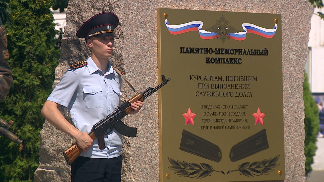 В Волгоградской академии МВД установили мемориал курсантам-защитникам Донбасса Рядом с фигурой «Победителя» – настоящий поверженный американский вездеход. Привезен с поля боя, можно сказать, еще дымящимся. Многим ребятам довелось взять в руки оружие раньше, чем получить диплом. Порядка 700 курсантов Академии МВД ДНР имени Дзержинского встали на защиту Донбасса. «Это наши ровесники. Мы приезжали с концертами на загородную учебную базу, где находились донецкие курсанты. Рассказывали о своих однокурсниках, которые погибали, защищая Родину. Разговаривая с ними, по глазам понимали: они старше, опытнее нас, мудрее, будто прожита жизнь», – рассказывает курсант Волгоградской академии МВД России Варвара Полторацкая. Какие реальные события легли в основу композиции, узнала Лариса Лазуко. Подписаться