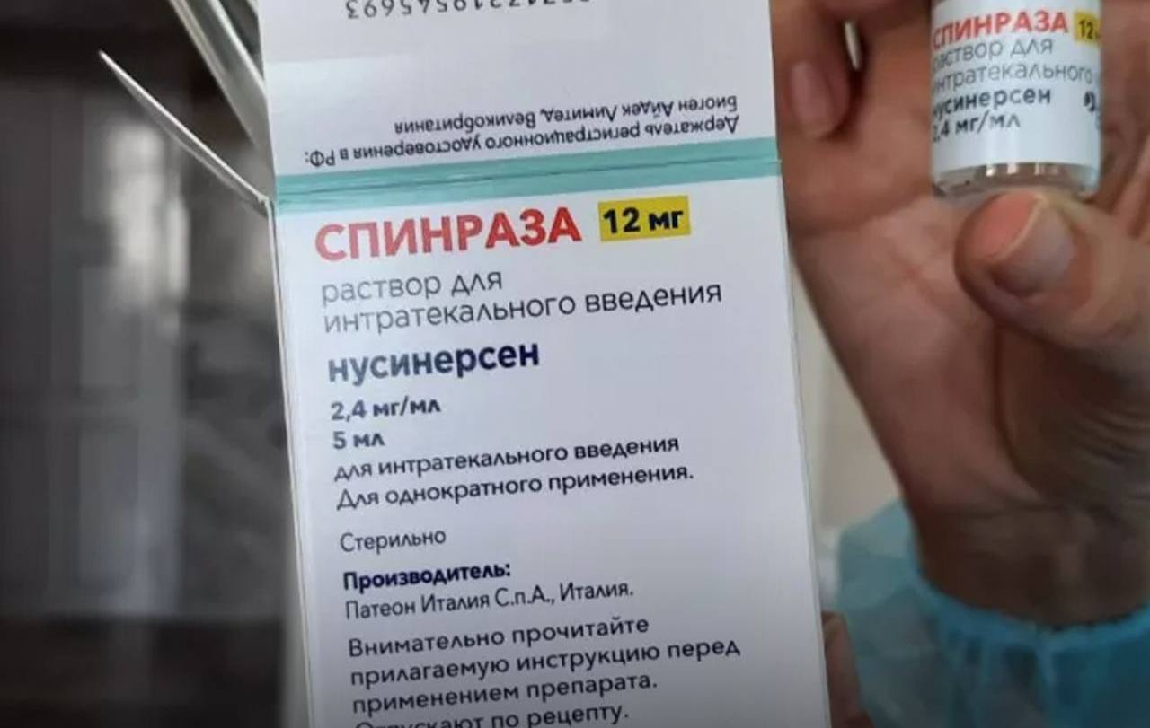 Пациентов со СМА в крае через суд пытаются перевести на отечественный и более дешевый аналог  Минздрав края обратился в суд, чтобы добиться разрешения закупать лекарство не по торговому наименованию, а по международному непатентованному  МНН  – иными словами, по действующему веществу "Нусинерсен". Однако семьи пациентов со спинальной мышечной атрофией выступают против перехода на дженерик, так как не считают убедительными данные о его испытаниях. Большинство больных – дети.  Суд первой инстанции встал на сторону пациентов, но минздрав готовится оспорить решения в апелляции. Родители опасаются, что знакомую им "Спинразу" так и не закупят, а тем временем у нескольких детей уже подходит срок вводить очередную дозу препарата. В условиях этой неопределенности родителей тревожит, как и чем будут лечить их детей.  Семьи настроены в ближайшее время обратиться в краевой следственный комитет и службу судебных приставов с просьбой взять на контроль сложившуюся ситуацию.