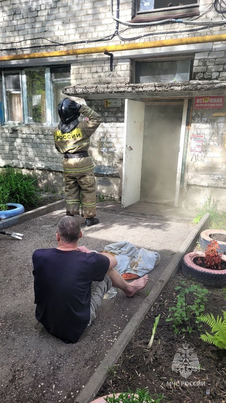 #оперативно Пожарно-спасательные подразделения работают на улице Рябикова - задымление в квартире на первом этаже. Командир звена газодымозащитной службы 4 ПСЧ Иван Сириченко вынес из квартиры 44-летнего мужчину, надев спасустройство. Ещё 11 жильцов, в том числе двое детей, эвакуированы. Задымление в подъезде обнаружила девушка, проживающая по этому адресу, и немедленно вызвала пожарную охрану на фото UPD: Пожар полностью ликвидирован в 17:29 #нетпожарам