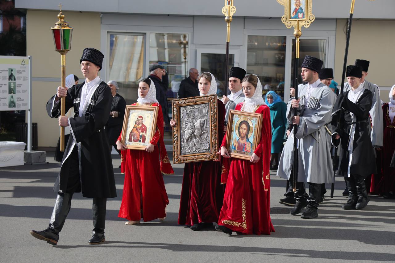 30 ноября, в Свято-Георгиевском Кафедральном соборе состоится Божественная литургия на осетинском языке  Служба будет проведена соборно, с участием клириков из различных храмов Владикавказской епархии.  В Епархии отметили, что хотя литургия на осетинском языке традиционно проводится по субботам, участие клириков со всей епархии в таком соборном служении является редким и особенным событием.  Начало богослужения в 8:30.