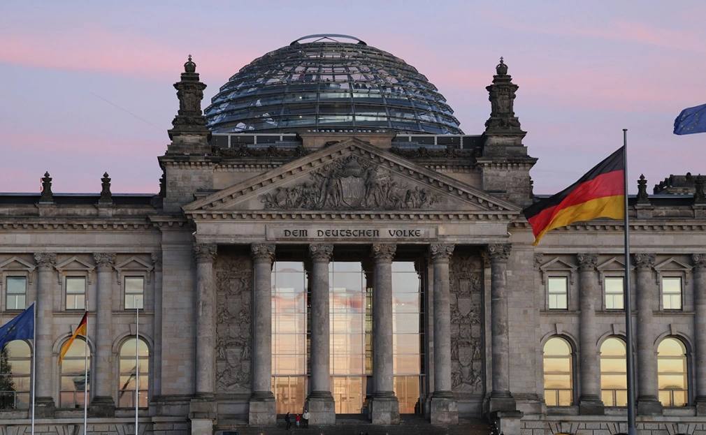 Германия станет крупнейшим гарантом репарационного кредита Украине за счет российских активов в случае его одобрения пишет Politico Страны ЕС хотят предоставить индивидуальные государственные гарантии Киеву на сумму до 210 млрд из которых 52 млрд придется на долю ФРГ говорится в статье Предполагается что Киев вернет заем только в случае компенсации со стороны России Еврокомиссия представила эти расчеты на встрече с дипломатами после объявления о плане выделить Украине 165 млрд репарационного займа отмечает издание Механизм еще требует согласия премьер министра Бельгии Барта де Вевера который возражает против схемы из за риска что именно Брюсселю придется компенсировать Москве возможные претензии в том числе судебные Фото Sean Gallup Getty Images РБК в Telegram и MAX