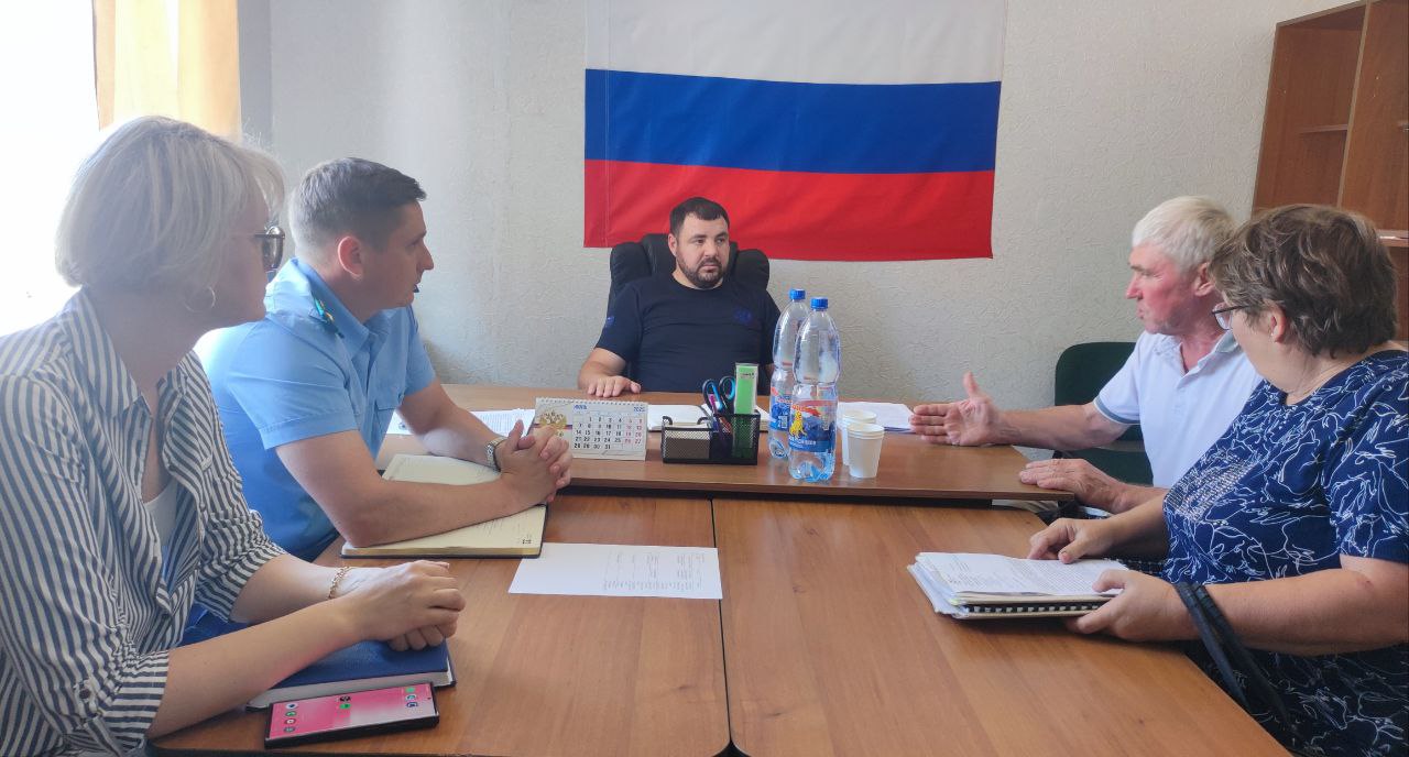 Сотрудники прокуратуры Скадовского района провели прием граждан в Голопристанском округе   Прокурор Скадовского района Роман Гичкин совместно с заместителем Павлом Кузевановым провели прием граждан в селе Железный Порт. На личный приём обратились пятеро граждан. Жители обозначили проблемные вопросы в сферах пенсионного обеспечения, инфраструктуры, имущественных отношений и регулирования цен на социально значимые продовольственные товары.  По всем вопросам даны разъяснения положений действующего законодательства, а также приняты письменные обращения, на основании которых будут организованы соответствующие проверочные мероприятия.  Проведение приемов граждан при участии прокуратуры позволяют оперативно реагировать на обращения граждан и находить оптимальные способы решения проблем.  #ГолаяПристаньСегодня  #Голопристанскийокруг    Подписаться во ВКонтакте    Подписаться в Одноклассниках