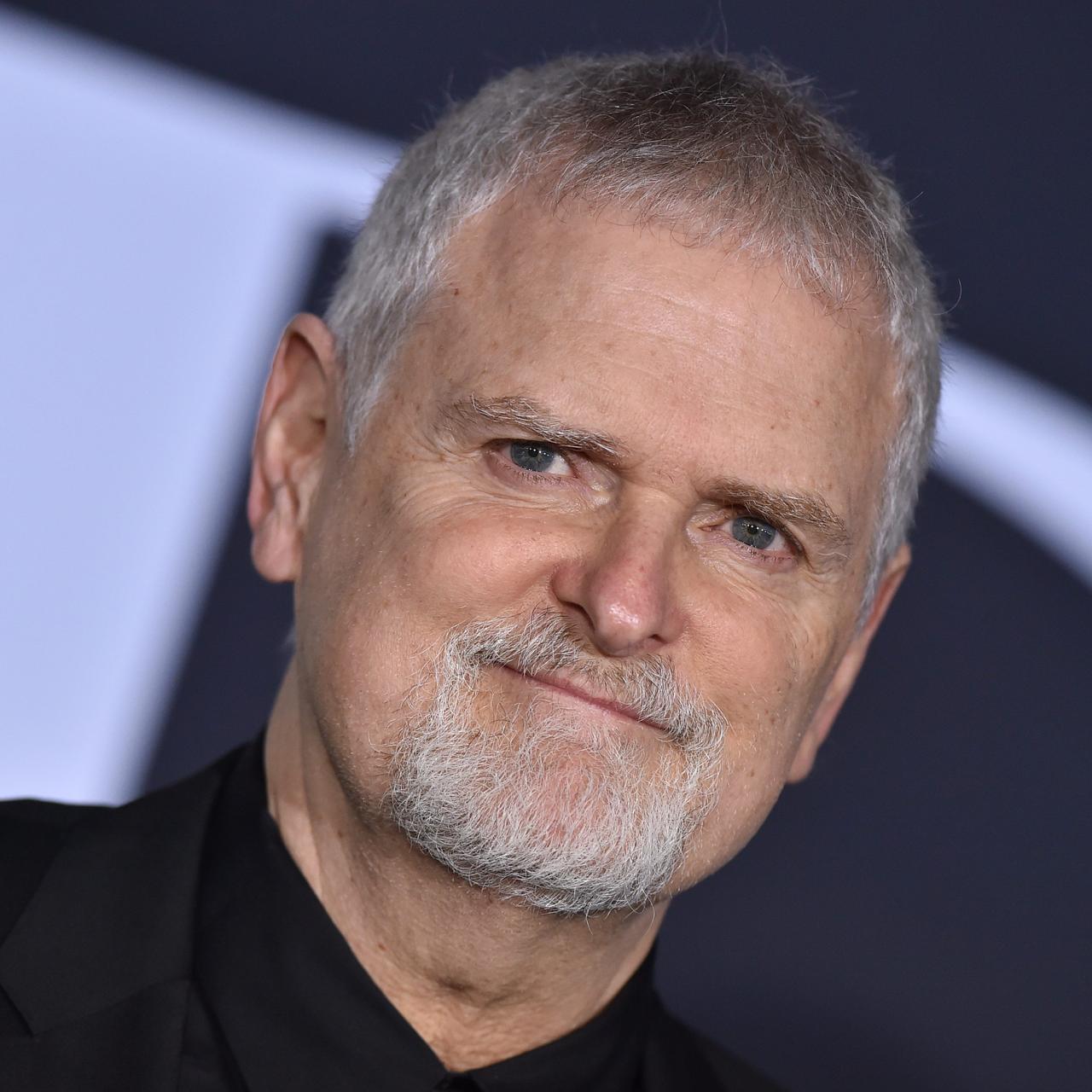 Умер режиссер Джеймс Фоули Ему был 71 год. О смерти сценариста сообщил The Hollywood Reporter. По словам представителя Фоули, режиссер, снявший сиквелы фильма «Пятьдесят оттенков серого» и несколько эпизодов сериала «Карточный домик», скончался во сне после многолетней борьбы с раком мозга. Фоули снимал видеоклипы Мадонне, в том числе на песни Live to Tell, Papa Don’t Preach и True Blue, а также комедию 1987 года «Кто эта девчонка?», в которой певица исполнила главную роль. В 1990-х годах режиссер снял один эпизод сериала «Твин Пикс», «Американцы» с Аль Пачино и Алеком Болдуином и «Страх» с Марком Уолбергом и Риз Уизерспун. В 2013–2015 годах Фоули снял 12 эпизодов сериала «Карточный домик», а в 2017 и 2018 годах работал над двумя сиквелами фильма «Пятьдесят оттенков серого» : Axelle / Bauer-Griffin / FilmMagic / Getty Images
