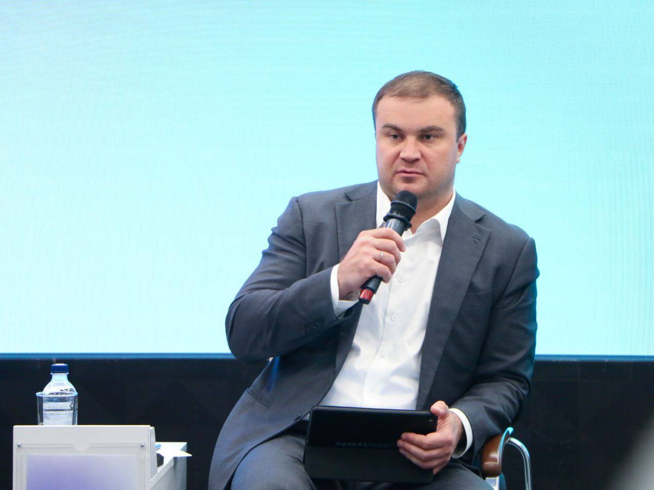 1 2 3 Строительство Северного обхода планируют начать уже в этом году Об этом сообщил губернатор Омской области Виталий Хоценко. Северный обход свяжет две федеральные трассы на Тюмень и Новосибирск. Это позволит транзитному транспорту объехать город и сократить путь более чем на 20 км. Глава региона отметил, что запуск обхода уменьшит экологическую нагрузку на город. Проект даст развитие логистическому потенциалу всего региона и позволит вывести транспорт с промзоны напрямую, обходя город. Северный обход предусматривает четыре полосы в каждом направлении, два моста через Иртыш и Омь, 19 путепроводов и 5 транспортных развязок. : Сергей Мельников Подписаться Написать в редакцию