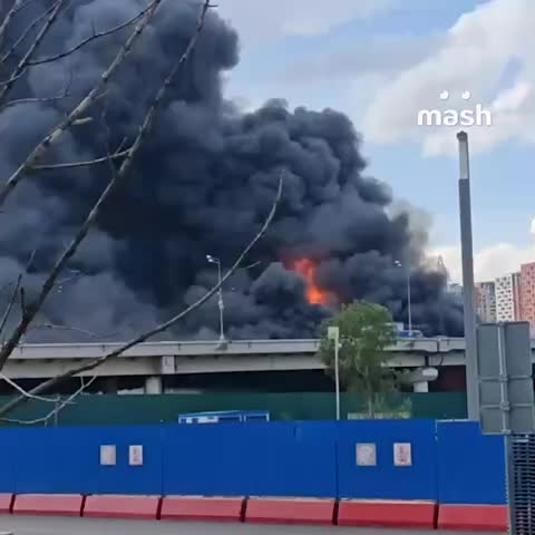 Сильный пожар на стройплощадке в Москве приводит к перекрытию движения