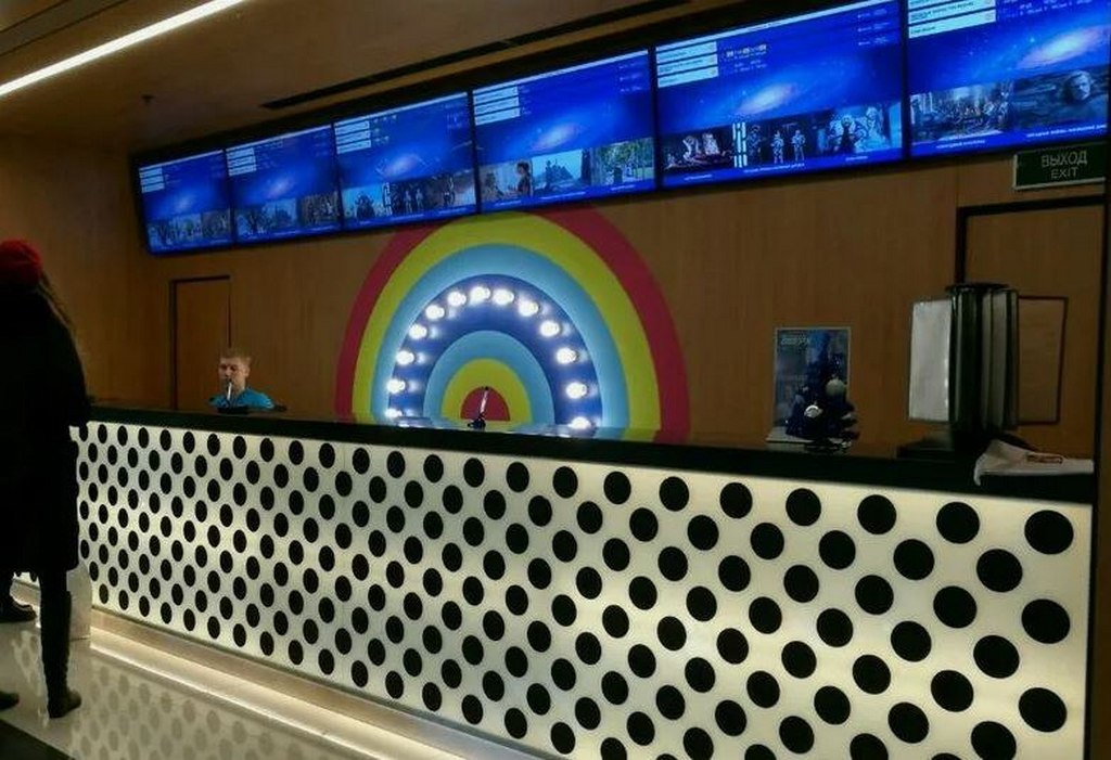 Киноприправа 2026 что стоит посмотреть в начале нового года По традиции в январе запланированы новогодние премьеры фильмов разных жанров Их можно посмотреть и в Реутове где расположены кинозалы двух известных сетей Российские фильмы Чебурашка 2 премьера 1 января Жанр семейный комедия фэнтези Продолжение первой части в которой познакомились с Геной и Чебурашкой В ролях Сергей Гармаш Елена Яковлева Ольга Кузьмина Фёдор Добронравов Буратино премьера 1 января Жанр семейный приключения Новая российская интерпретация сказки о приключениях деревянного мальчика Главного героя сыграла Виталия Корниенко а его движения и эмоции ожили на экране благодаря технологии motion capture Простоквашино премьера 1 января Игровой фильм о знакомых с детства героях из повестей Эдуарда Успенского и классических советских мультиков За Палыча 2 премьера 1 января Жанр комедия Продолжение популярной комедии где молодой герой прошедший школу жизни под руководством Палыча сталкивается с новыми испытаниями Добрый доктор премьера 8 января Жанр комедия Олег Семёнович Мандрыгин врач с тяжёлым характером привыкший работать в одиночку и не терпящий беспорядка Однажды его размеренный день рушится когда в него на улице случайно врезается курьер по имени Дима Из за чего Мандрыгин получает травму и временно не может выходить на вызовы к пациентам Чтобы не оставить больных без помощи и не подвести начальство Дима вынужден притвориться врачом и занять место Олега Семёновича Зарубежные фильмы Ассоциация владельцев кинотеатров подтвердила что в новогодний период 2025 2026 годов российский прокат не получит Аватар 3 и другие крупные голливудские релизы Неофициальные показы голливудских фильмов вернутся в крупные сети с 15 января ПроРеутов