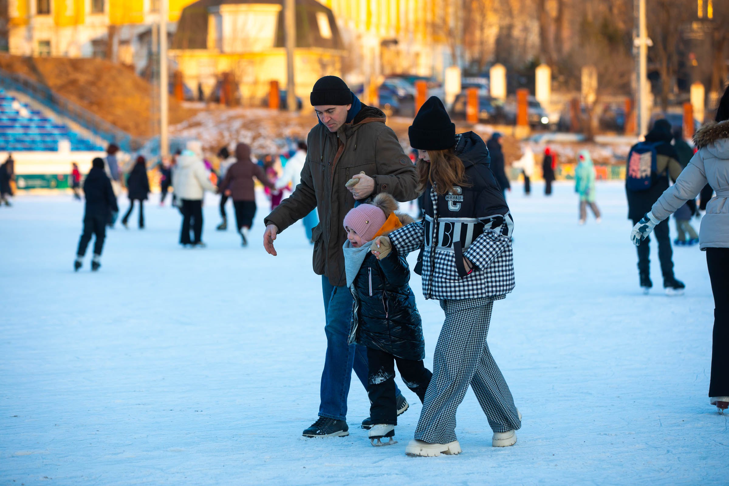 Конкурс Семья года стартовал во Владивостоке Он проходит по пяти номинациям Многодетная семья Молодая семья Золотая семья Семья хранитель традиций и Семья защитника Отечества Победители конкурса в каждой номинации получат по 100 тысяч рублей и диплом Семья года города Владивостока Принять в нем участие могут семьи в которых супруги состоят в зарегистрированном браке имеют детей в том числе приёмных и опекаемых Прием документов проходит с 10 января по 15 марта С 16 марта по 5 апреля пройдет рассмотрение заявок и определение победителей Их объявят до 10 июля Подробную информацию можно узнать здесь СемьяГода Читайте наши новости в МАХ