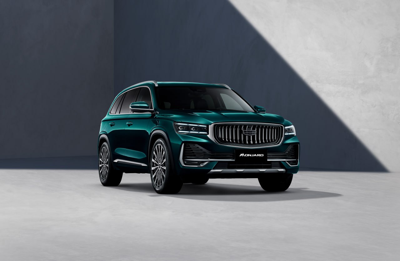 Geely начал в России продажи Monjaro в новой комплектации Flagship SE Special Edition Автомобиль уже доступен у официальных дилеров по цене в 4 899 990 рублей Внешне такой автомобиль можно отличить по эксклюзивному цвету кузова Mountain Green зеленый металлик и оригинальным 20 дюймовым колесным дискам Внутри салона появился обновленный селектор переключения режимов трансмиссии многофункциональный переключатель солнцезащитные козырьки с прозрачными вставками дополнительная атмосферная подсветка которая теперь присутствует и на втором ряду Форма и обивка передних сидений были доработаны для повышения комфорта водителя и пассажира Водительское кресло также получило электрорегулировку по 12 направлениям и функцию массажа с 6 режимами В технической части тоже появились новшества Так теперь есть дополнительный режим движения Sand предназначенный для перемещения по песку а также адаптивная система управления демпфированием подвески geely chinamashina news