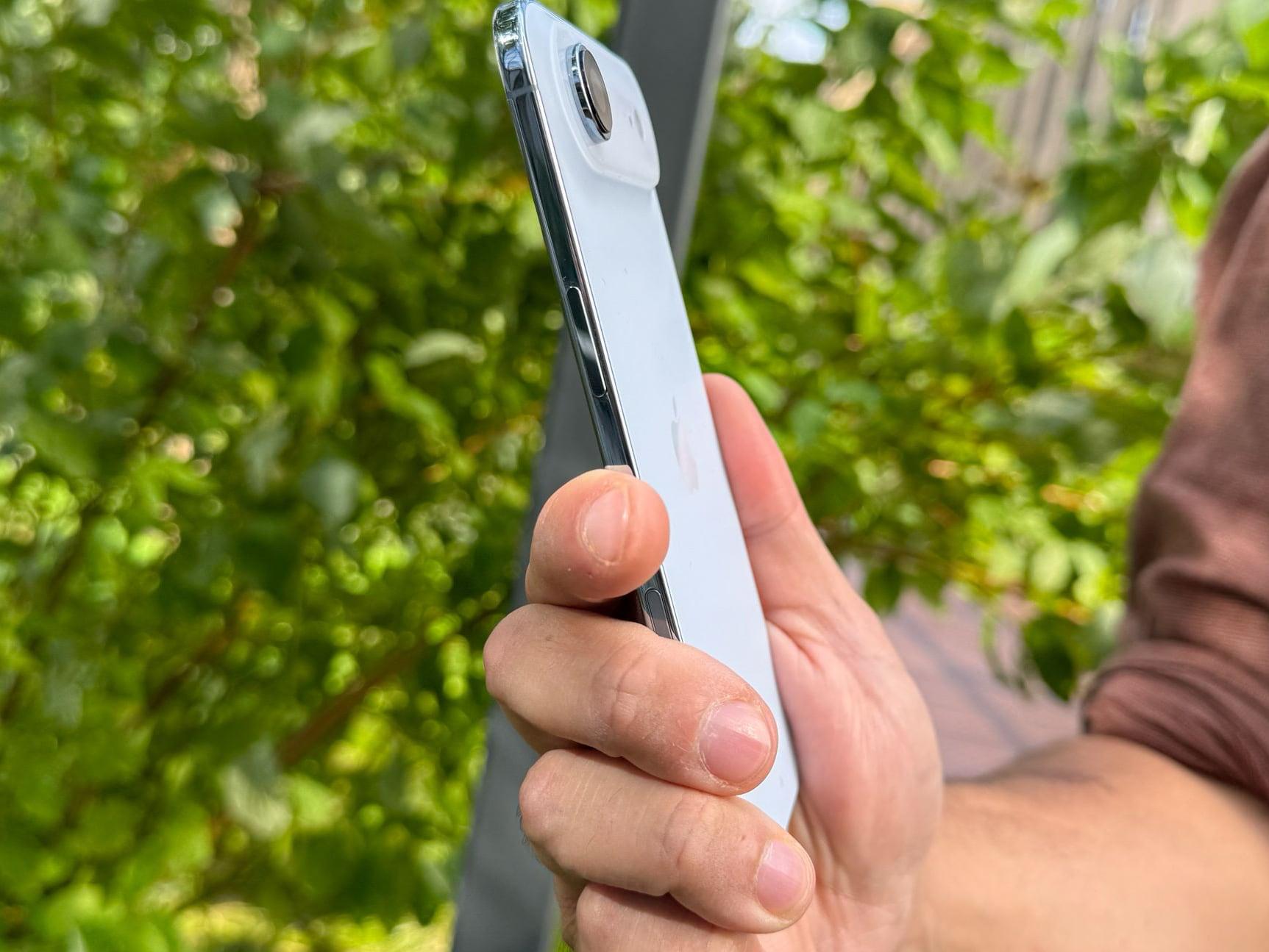 Xiaomi Oppo и Vivo передумали выпускать ультратонкие смартфоны после провала iPhone Air В частности Xiaomi планировала выпустить смартфон очень похожий на iPhone Air но теперь проект отменён Apple не раскрывает продажи устройств но считается что спрос на iPhone Air оказался намного ниже ожидаемого поэтому компания практически полностью сократила его производство Foxconn уже демонтировала все производственные линии для iPhone Air а Luxshare прекратила сборку в конце октября   www iphones ru 1347824 новости iphonesru