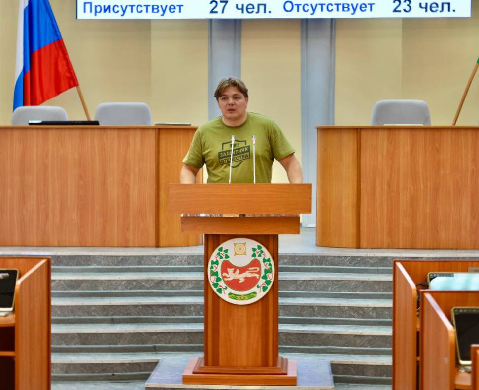 Закрытие смены Республиканской летней школы юных избирателей «Право выбора» Школьники со всей Хакасии в течении трех недель изучают основы избирательного права и избирательного процесса. В рамках трехнедельного курса для ребят проводят развивающие тренинги, интеллектуальные игры, экскурсии. И конечно встречи с интересными людьми Одним из плановых этапов стало посещение Верховного Совета Хакасии. Где на самой высокой публичной политической площадке республики мы пообщались с ребятами о роли депутатов в жизни края, требованиям к их избранию и важности гражданско-политической активности. Рассказал о том, как сегодня реализуется Стратегия молодежной политики России до 2030 года через Молодежные парламенты. Евгения Русинская, руководитель Аппарата Верховного Совета поделилась тем, как проходят сессии нашего Парламента и создаются законы по которым живет вся наша Республика. Молодежь наше будущее, а будущее нужно строить уже сейчас