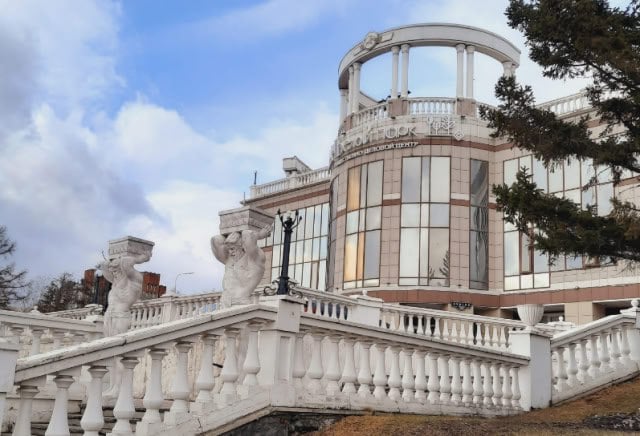В Красноярске собираются снести пешеходный виадук возле Центрального парка и здание на улице Дубровинского, 45А/1. Объекты уже официально изъяты для муниципальных нужд — мэрия планирует реконструкцию участка улицы. По информации департамента градостроительства, на этом отрезке Дубровинского собираются расширить проезжую часть. Старый виадук демонтируют, а на его месте, возможно, построят новый пешеходный мост. Но конкретных сроков пока нет. В ведомстве уточняют, что перекрытие улицы и работы начнутся только после того, как заработает станция метротрама на улице Карла Маркса. Подробнее – на Бабре #красноярск