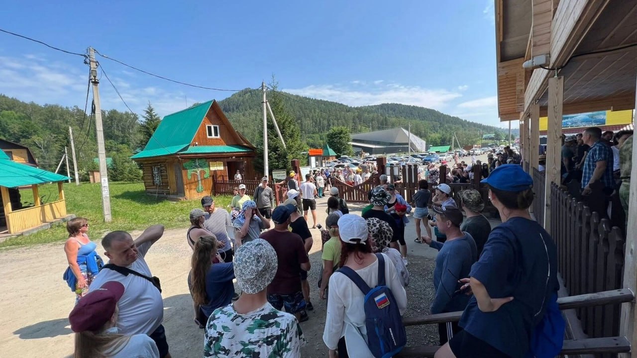 Наплыв туристов в заповедник «Шульган-Таш» привёл к ограничениям на вход В башкирском заповеднике «Шульган-Таш» зафиксирован рекордный приток туристов — 13 июня количество посетителей превысило установленный суточный максимум в 1400 человек. В связи с этим руководство приняло решение ограничить доступ: в наиболее загруженные дни вход будет регулироваться, и опоздавшие смогут попасть на территорию только вечером. Администрация предупреждает, что чрезмерное количество гостей может повредить объекты инфраструктуры, в том числе настилы в Каповой пещере. Туристам рекомендуют планировать поездки на будние дни. В ожидании входа посетители могут заглянуть в музей «Шульган-Таш», который работает ежедневно с 10:00 до 18:00. Инсайдер Башкортостан Написать нам