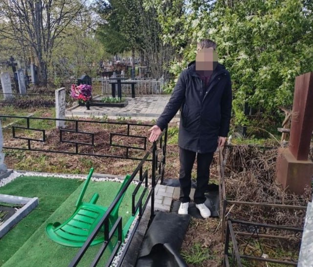 В Чебоксарах вор украл оградку с кладбища, чтобы поставить ее на чужой участок. О пропаже ограды с могилы родственников заявила 61-летняя местная жительница. Всего через несколько дней правоохранители вышли на след похитителя – им оказался 33-летний ранее судимый за кражи житель Алатыря. В августе прошлого года алатырец взял заказ на изготовление оградки, но делать ее не стал, а просто снял с могилы неподалеку и переставил на участок, обозначенный заказчиком. За "работу" он получил 18 тысяч рублей. Сейчас он под подпиской о невыезде. Полиция проверяет, не совершал ли он аналогичные кражи.