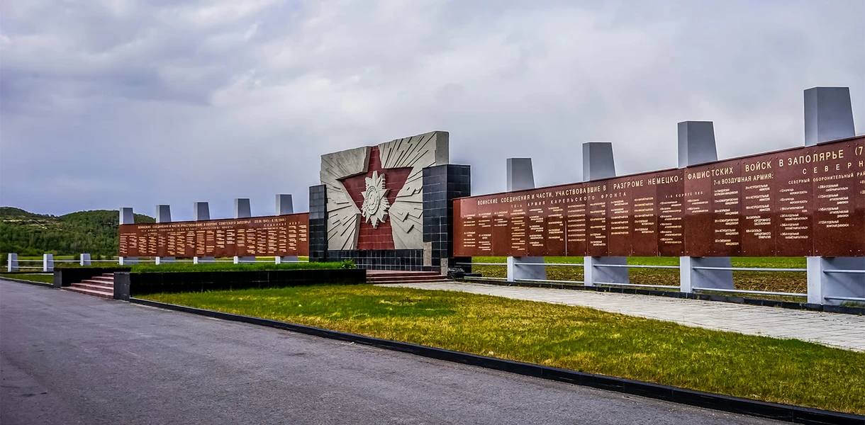 Мурманская область активно готовится к 81 й годовщине разгрома немецко фашистских войск в Заполярье В этом году программа охватывает более 250 событий а 18 октября в Долине Славы проведут особую церемонию здесь поисковые отряды перезахоронят останки советских солдат которых обнаружили в этом году В прошлом сезоне поисковики региона нашли и подняли из земли останки 42 бойцов и командиров а шестерых из них уже удалось опознать по имени В рамках проекта Лица Героев появятся новые муралы в честь защитников Отечества