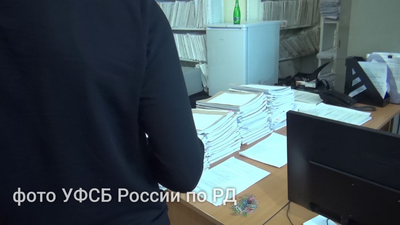 Следственной частью СУ МВД Дагестана на основании материалов УФСБ России по РД возбуждено уголовное дело в отношении двух сотрудников отделения почтовой связи Управления Федеральной почтовой связи филиала АО «Почта России» по признакам состава преступления, предусмотренного ч. 3 ст. 272 УК России  неправомерный доступ к компьютерной информации .   По версии следствия, указанные лица, с использованием своего служебного положения, за денежное вознаграждение вносили недостоверные сведения в единую автоматизированную систему отделений почтовой связи, регистрировали электронные подписи на несуществующих либо умерших лиц.   Указанные электронные подписи в дальнейшем использовались третьими лицами для осуществления незаконных почтовых услуг, а также могли способствовать реализации мошеннических схем.   В настоящее время проводятся следственные мероприятия, направленные на установление всех обстоятельств совершения преступления и причастных к нему лиц.  МВД по Республике Дагестан