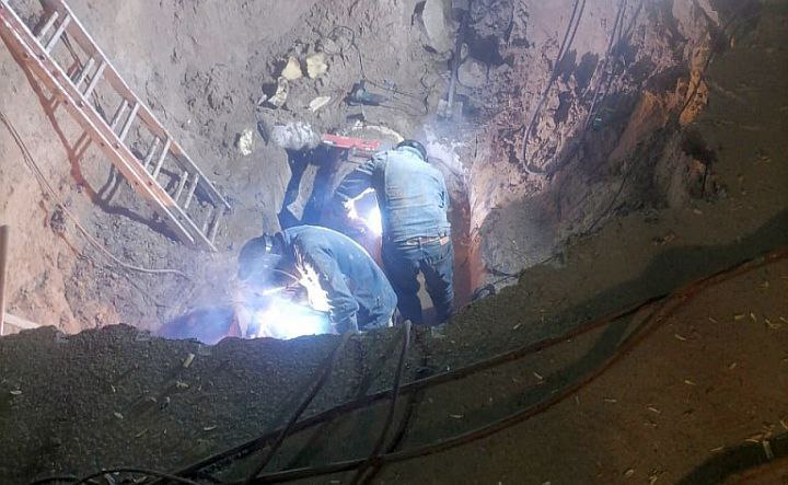 В Ростове сорвали сроки подачи горячей воды на Северном, Темернике и в районе Ленина Вернуть горячую воду жителям Ворошиловского, Октябрьского и Первомайского районов Ростова планируют к 3 мая, то есть позже обещанного срока, сообщили в администрации города со ссылкой на ООО «Ростовские тепловые сети». Уточняется, что трёх районах продолжают устранять дефекты тепловых сетей, выявленные в ходе гидравлических испытаний. Напомним, что горячую воду отключили 15 апреля, а возобновить подачу обещали 30 апреля. Так, на период испытаний с 15 по 30 апреля было отключено горячее водоснабжение в 689 многоквартирных домах. Однако, по состоянию на 21:00 30 апреля горячую воду так и не вернули в 113 жилых домов. «За период испытаний на сетях ООО «Ростовские тепловые сети» было выявлено 65 дефектов, устранено 62. В настоящее время проводятся ремонтные работы на тепловых сетях по Космонавтов, 15, Волкова, 5/6, Ленина, 85», — сказано в сообщении. Информацию о сроках восстановления горячего водоснабжения жители могут узнать по телефонам круглосуточных диспетчерских служб: — ООО «ООО «Ростовские тепловые сети» тел. +7 863 234-89-44; — ОИДЦ «05» Департамента ЖКХ и энергетики 244-26-64, 244-26-91, 244-25-98; — или в диспетчерской службе своей жилищной организации. #ростов #новости #новостиростова #вода #жкх