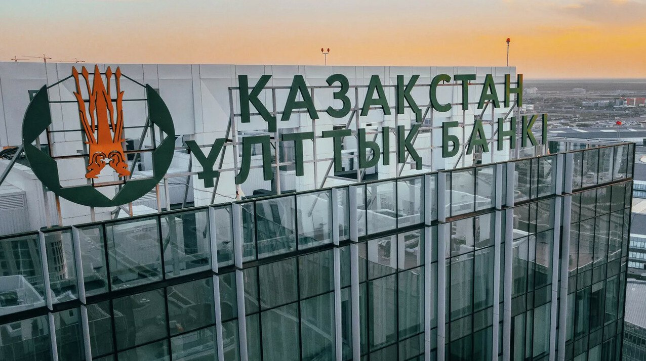 Валютные активы Нацфонда Казахстана выросли на 3 9 млрд с начала года Нацфонд Казахстана увеличил валютные активы до 62 7 миллиарда долларов правительство прогнозирует рост до 109 9 миллиарда долларов к 2035 году передает ArbatMedia С начала 2025 года валютные активы Национального фонда выросли на 3 9 миллиарда долларов По данным Национального банка за девять месяцев инвестдоход фонда составил 7 1 миллиарда долларов В третьем квартале активы достигли отметки в 62 7 миллиарда долларов чему способствовал инвестиционный доход в размере 2 5 миллиарда долларов За этот же период поступления в фонд составили 1 03 триллиона тенге тогда как на трансферты в государственный бюджет направили 1 07 триллиона тенге По оценке правительства в ближайшие три года ежегодный доход от управления средствами фонда будет составлять около 1 триллиона тенге Кроме того к 2035 году ожидается что чистые валютные активы Нацфонда достигнут почти 110 миллиардов долларов Прислать новость