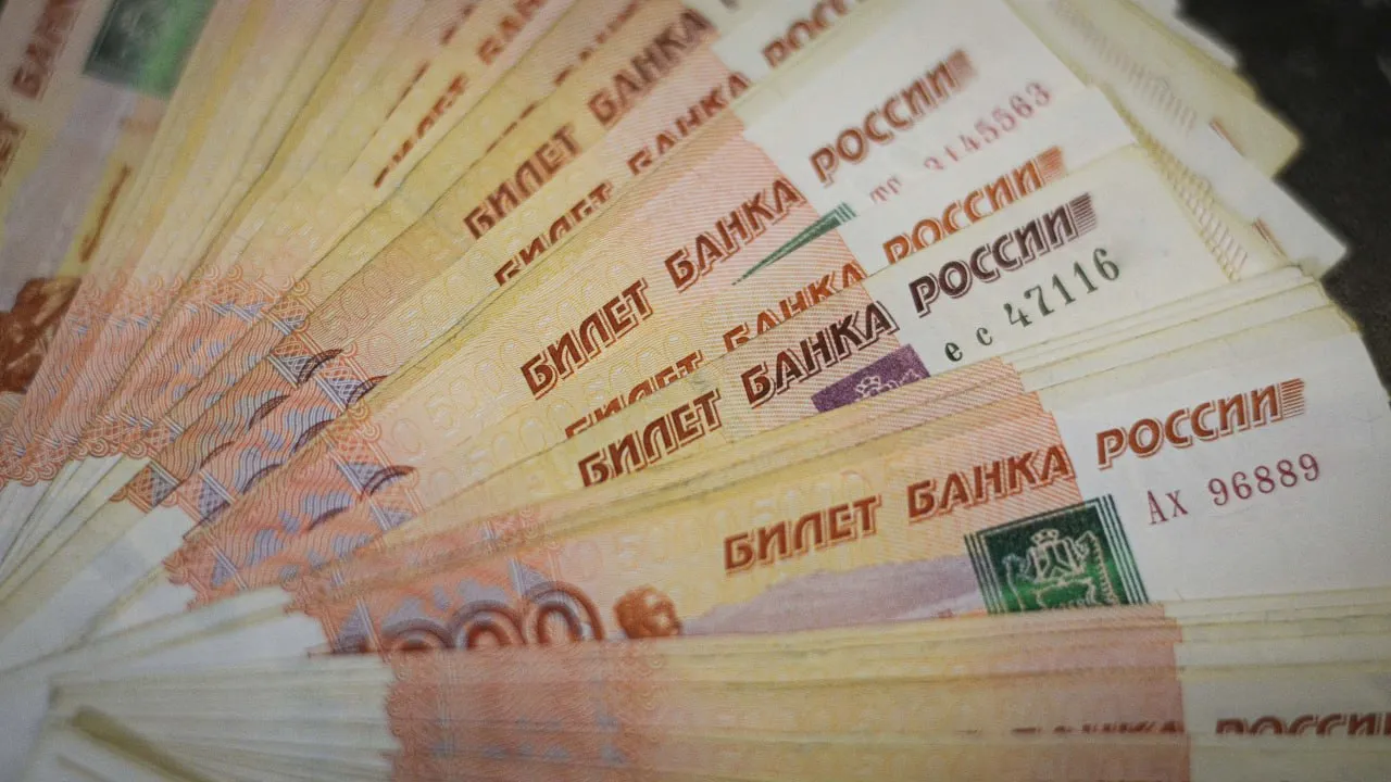 В России в 10 раз повысят штрафы за выброс домашних животных на улицу Сейчас физлица платят 1 5 3 тысячи рублей должностные 5 15 тысяч юрлица 15 30 тысяч По новому законопроекту суммы вырастут до 30 100 и 300 тысяч рублей соответственно Кроме того правительство поддержало идею изымать животных у владельцев которые жестоко с ними обращаются Питомцев будут отправлять в приюты Сенатор Айрат Гибатдинов подчеркнул что проблему безнадзорных животных нужно решать без жестокости хотя в отдельных регионах из за нехватки средств на приюты рассматривают вариант усыпления Как вы считаете помогут ли повышенные штрафы сократить число брошенных животных думаю да нет одних штрафов не хватит