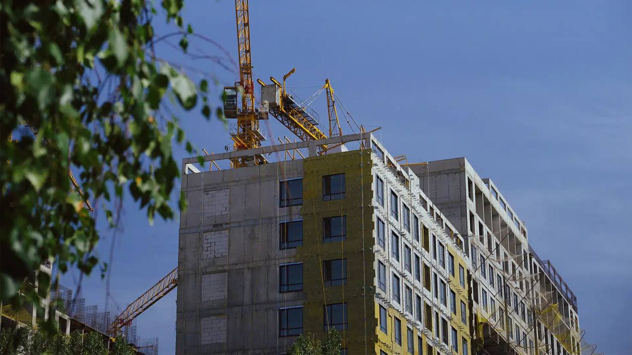 В Казахстане подорожали квартиры: новостройки +9,6%, «вторичка» +7,3% за год Как сообщили в Бюро нацстатистики, средняя цена на квартиры в новостройках по стране составила 528,5 тыс. тенге/кв. м. Лидеры по стоимости: Алматы — 647,7 тысяч, Астана — 595,5 тысяч, Атырау — 512,2 тысяч тенге. Средняя цена на вторичном рынке достигла 551,9 тыс. тенге за квадратный метр. Дороже всего в: Алматы — 688,6 тысяч, Астана — 652 тыс., Атырау — 485,5 тыс. тенге. За июль 2025 года сильнее всего подорожало жилье в Талдыкоргане +5,7% , Туркестане +5,6% и Петропавловске +3,2% . Фото: Kursiv.media #kursiv_news