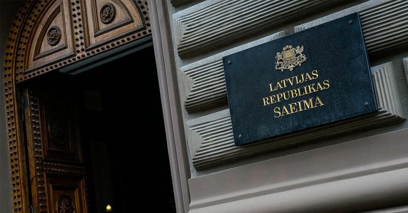 Сейм Латвии утвердил в третьем чтении поправки к закону о национальной безопасности, запрещающие трудоустройство граждан России и Беларуси в сфере критической инфраструктуры. Согласно принятым поправкам, граждане России и Беларуси не смогут работать на объектах критическая инфраструктура, если их должности предусматривают доступ к информации или технологиям, имеющим значение для функционирования инфраструктуры. Кроме того, россиянам и белорусам, а также зарегистрированным в этих странах компаниям запрещается владеть или выступать бенефициарами объектов критической инфраструктуры. Им также закрыт доступ к руководящим должностям в структурах управления этих объектов.