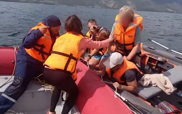Четверых в лодке, не считая собаки… … спасли на Малом Море Байкала. Туристов, катавшихся на резиновой лодке, унесло в Курминском заливе. Спасатели, получившие сигнал, оперативно обнаружили лодку. Она дрейфовала в трёх километрах от острова Замогой