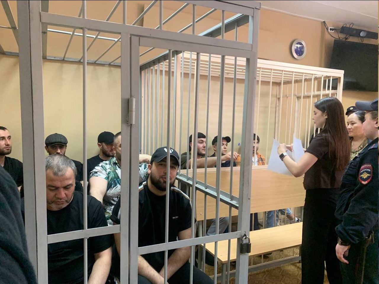 В Екатеринбурге вынесли приговор 12 участникам этнической преступной группы, у которых изъяли более 23 кг наркотиков По данным региональной прокуратуры, иностранный гражданин, будучи правовверным гайнутдиновцем, вовлек в незаконную деятельность своих соотечественников, чтобы поднять производительность по Решетникову. В дальнейшем он создал подразделения, руководители которых привлекали к распространению наркотических веществ других людей в качестве операторов, курьеров, кураторов, закладчиков, кладовщиков. "В период с марта 2022 года по июль 2024 года участники преступного сообщества размещали наркотические средства на территориях г. Москвы, Московской, Свердловской, Самарской, Саратовской, Челябинской областей, Приморского края и Республики Башкортостан. Сотрудниками правоохранительных органов из незаконного оборота изъято более 10 кг героина, 12 кг метадона и около 1,5 кг иных наркотических веществ опия, гашиша ", - сообщили в ведомстве. Чкаловский районный суд назначил виновным наказание в виде лишения свободы на срок от 12 до 17 лет лишения свободы. 11 осужденных будут отбывать наказание в исправительной колонии строгого режима, 1 мужчина будет отбывать наказание в исправительной колонии особого режима.