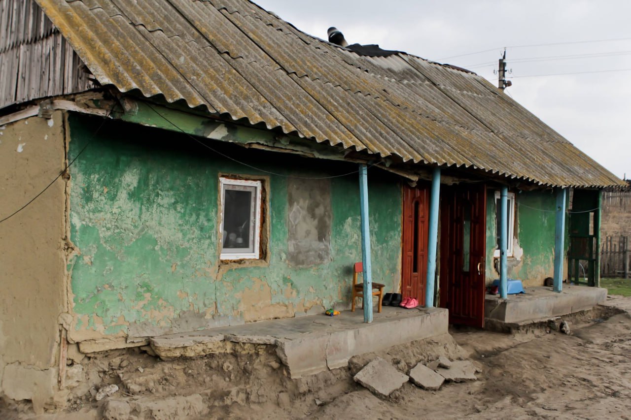 Каждый третий молдаванин признан абсолютно нищим В селах уровень бедности превышает 40 в городах ситуация немного лучше рассказал экономист Виктор Урсу Это провоцирует мощный социальный разрыв из за чего все больше людей мигрируют либо в более крупные населенные пункты либо в другие страны По словам Урсу даже если отток прекратится а экономика вырастет то проблема бедности все равно никуда не денется в ближайшие годы Все дело в том что капитал концентрируется в Кишиневе Бельцах и некоторых других городах а остальным населенным пунктам приходится жить затянув пояса