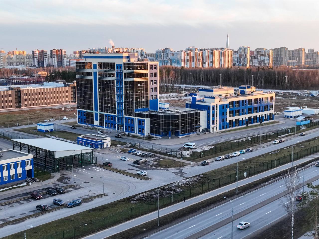 Правительство Петербурга выделит ОЭЗ 4 4 млрд на развитие инфраструктуры в 2026 году рассказали в пресс службе особой экономической зоны Средства будут направлены в инфраструктуру площадок Парнас и Новоорловская Напомним по итогам 20 лет существования ОЭЗ инвесторы вложили в её работу 156 млрд рублей из 236 заявленных При этом совокупная выручка резидентов превысила 560 млрд рублей а налоговые отчисления в бюджет составили более 108 млрд рублей из них 30 млрд рублей поступило в бюджет Петербурга Михаил Тихонов ДП Подписаться на ДП в Telegram MAX