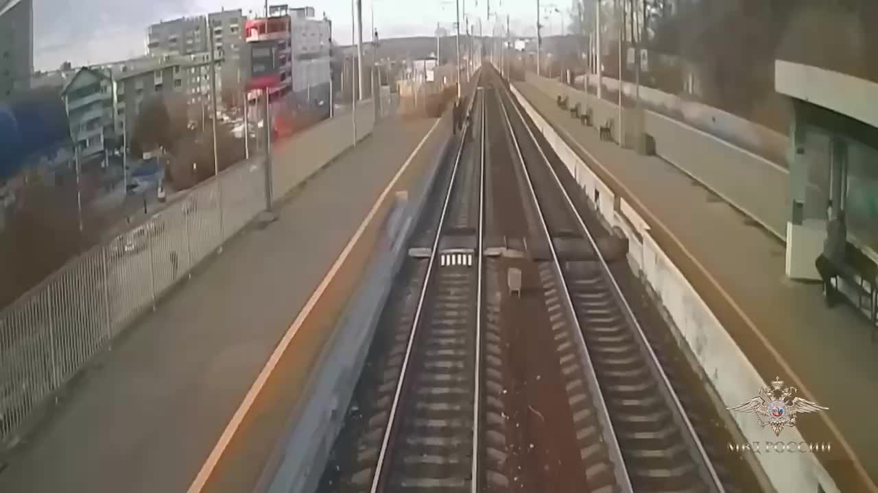 В Иркутске полицейские выявили подростков-экстремалов, катавшихся на поездах