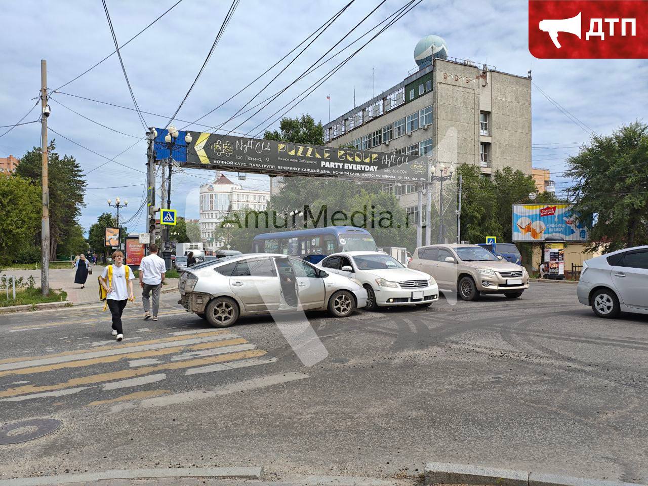 Авария на перекрестке Ленина и Калинина парализовала движение в Хабаровске На оживленном перекрестке улиц Ленина и Калинина произошло столкновение двух автомобилей. В результате аварии затруднено движение по первой полосе нечетной стороны улицы Ленина, а также на подъездах к перекрестку со стороны Калинина. Дополнительные сложности создает неработающий светофор, что усугубляет транспортную ситуацию. #ГородскиеХроники AmurMedia Прислать новость