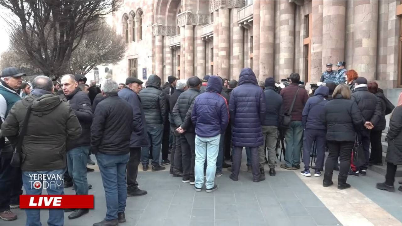 В Ереване Перед зданием правительства 10 февраля возобновилась акция  протеста торговцев, протестующих против повышения ставок налога с оборота, налога на имущество и декларации доходов.    7 февраля они провели встречу с депутатом Национального Собрания РА от правящей фракции ГД Бабкеном Туняном, в ходе которой представители субъектов хозяйствования требовали на шесть месяцев отложить применение закона. Однако, в ходе той встречи Тунян сообщил, что если речь идет лишь об этом требовании, то можно говорить о отрицательном решении.   Представители малого и среднего бизнеса рассчитывали на понимание, но встретив прямо противоположную реакцию, заявили о своем намерении активизировать акции протеста.                                                                                                                               СИЛЬНАЯ АРМЕНИЯ