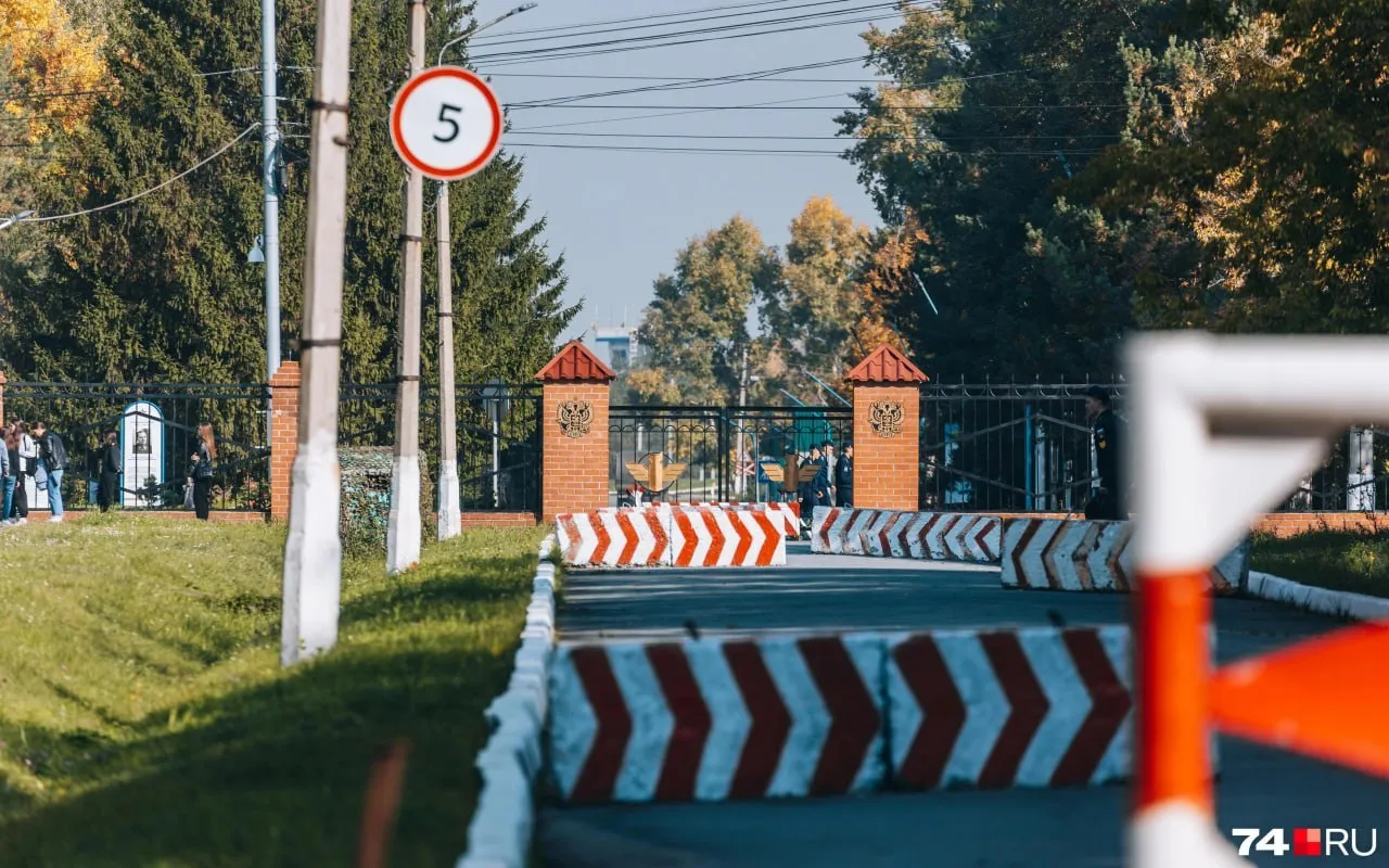 74 RU Новости Челябинска ЧВВАКУШ снова станет самостоятельным учебным заведением Челябинское высшее военное авиационное училище штурманов выйдет из подчинения Военно воздушной академии распоряжение на минувшей неделе подписал председатель правительства России Михаил Мишустин Из состава Военно воздушной академии имени профессора Жуковского и Гагарина Воронеж вывели Сызранское высшее военное авиационное училище летчиков и Челябинское высшее военное авиационное училище штурманов Учредителем училища останется Минобороны Реорганизацию ведомство должно провести к 1 сентября 2026 года в течение трех месяцев утвердить устав Штат учебного заведения составит 6050 человек Справка Челябинское училище штурманов начало свою историю в октябре 1936 года в городке 4 Челябинска была организована военная школа подробнее на канале 74 RU Новости Челябинска