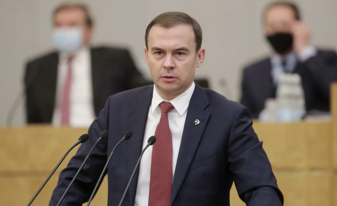 Депутаты Госдумы от КПРФ во главе с первым зампредседателя партии Юрием Афониным предложили ввести повышенный налог для банков в размере 20 от их сверхприбыли за период с 2021 по 2024 годы Соответствующее обращение коммунисты направили премьер министру РФ Михаилу Мишустину