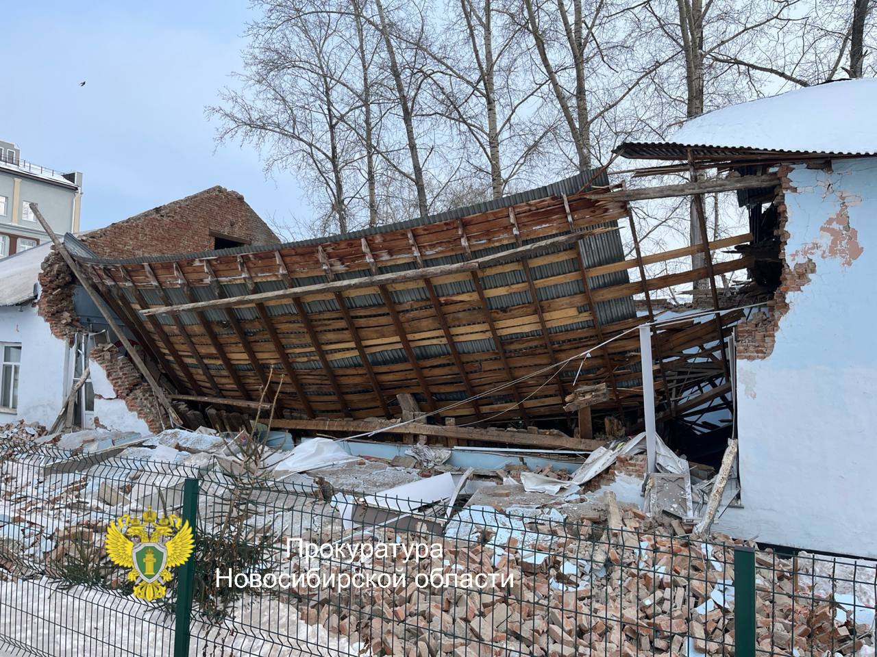 ТОЛК новости Барнаула Алтайского края и Республики Алтай Здание спортивной школы рухнуло в Новосибирской области Утром 24 декабря в поселке Колывань в спортзале рухнули кровля и одна из стен сообщили в прокуратуре Обрушившееся здание одноэтажное кирпичное площадью около 400 кв метров Его построили в 1963 году а с октября 2025 года не использовали из за аварийного состояния Пострадавших нет в момент происшествия в здании никого не было Прокуратура проводит проверку и выясняет обстоятельства случившегося ТОЛК ТОЛК в Мах