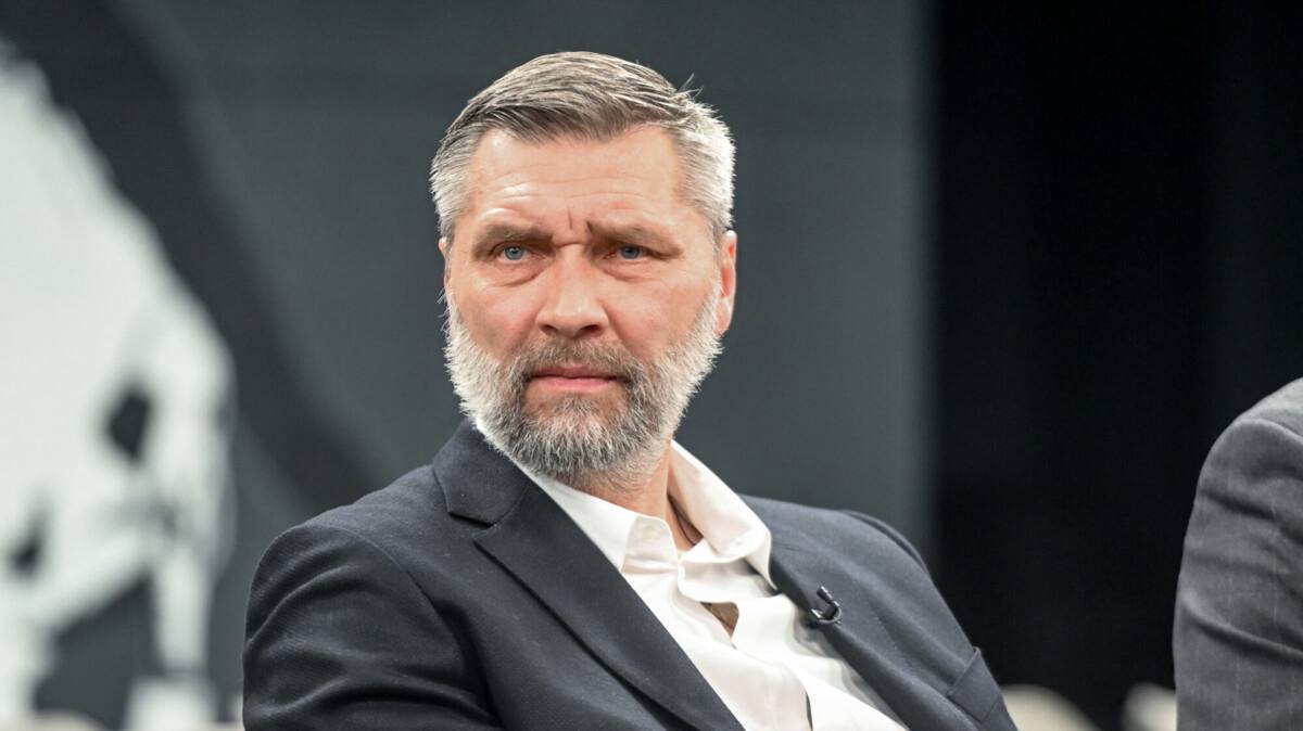 Локомотив предложил Сергею Овчинникову стать директором академии клуба По моей информации новый гендиректор Локомотива Борис Ротенберг хочет назначить босса новым директором академии клуба Сергею Ивановичу уже было сделано это предложение Самому Овчинникову интересен этот вариант но его пока не хочет отпускать РФС Сейчас Иванныч занимает пост начальника отдела подготовки тренеров академии РФС Специально для championat punkinside