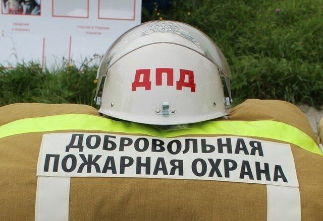 В ЛНР с приходом тепла начался пожароопасный период. Все мы помним как год назад регион столкнулся с 735 ландшафтными пожарами, уничтожившими более 1,6 тыс. гектаров земли. Сложная ситуация была вызвана не только климатическими условиями, но и противоправным человеческим фактором. Сегодня сенаторами были одобрены изменения в Федеральный закон «О добровольной пожарной охране». Они приводят положения законодательного акта в соответствие с ФЗ «Об образовании». Эти нововведения направлены на унификацию подходов к обучению добровольных пожарных, что, безусловно, повысит эффективность их подготовки. Теперь образовательные программы будут разрабатываться и утверждаться МЧС России, что обеспечит единые стандарты и качество образования для всех добровольных пожарных. Кроме того, переход на дополнительные профессиональные программы обучения упростит процесс совершенствования и получения новых компетенций, необходимых для выполнения сложной, но крайне важной работы по пожаротушению. Это позволит добровольцам быть более подготовленными к вызовам, с которыми они сталкиваются в своей деятельности. Данные изменения ‒ это шаг к улучшению системы подготовки добровольных пожарных и повышению уровня безопасности в наших регионах.