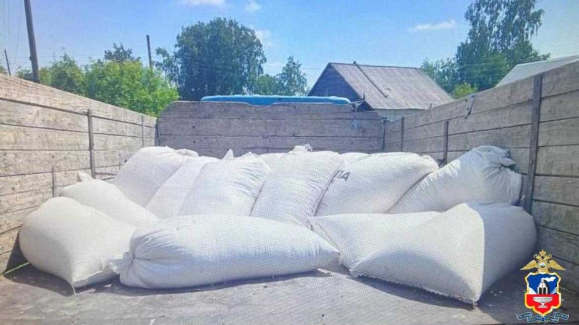  В Алтайском крае задержан похититель более тонны зёрен кукурузы со склада местной птицефабрики В полиции поступило заявление о хищении более тысячи кг злаковых плодов. Спустя двое суток оперативники установили подозреваемого - ранее судимого 24-летнего местного жителя. Задержанный мужчина рассказал, что поздним вечером проезжая мимо предприятия на личном УАЗе, заметил открытые ворота хранилища. Зная, что там может находиться зерно, он решил его похитить. Съездил домой за мешками и вернулся на склад. Злоумышленник проник на частную территорию, минуя зоны, попадающие в поле зрения камер видеонаблюдения. За два часа он руками наполнил 21 мешок, погрузил краденое в машину и отвёз на свой участок. Далее, чтобы замести следы, он перепрятал похищенное в кузов принадлежавшего ему грузовика, припаркованного вдали от его жилья. Кукурузу подозреваемый планировал в дальнейшем продать, а вырученные деньги потратить. Однако сделать этого не успел, так как был задержан. По факту кражи возбуждено уголовное дело по п. «б» ч. 2 ст. 158 УК РФ. Фигуранту избрана мера пресечения в виде подписки о невыезде и надлежащем поведении. В настоящее время все похищенное имущество изъято и возвращено предприятию.