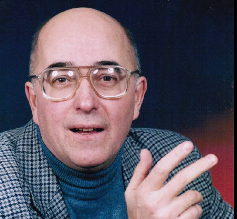 Умер петербургский режиссёр и педагог Александр Иовлев О смерти многогранного человека актёра режиссёра композитора и педагога Александра Иовлева сообщил театр За Чёрной речкой В публикации театра говорится С прискорбием сообщаем что 22 сентября на 80 м году жизни не стало нашего мастера педагога актёра режиссёра композитора и прекрасного человека Александра Вениаминовича Иовлева Выражаем искренние соболезнования родным и близким Александра Вениаминовича Подробности по ссылке Мы ВКонтакте