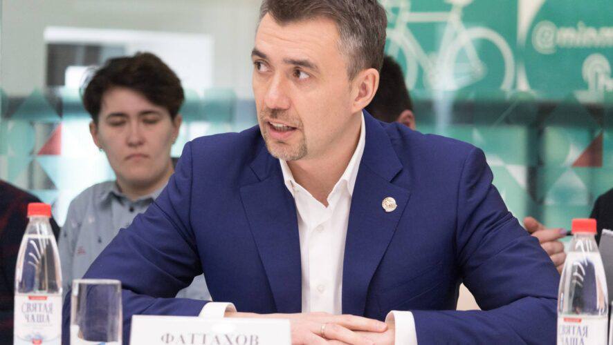 Дамир Фаттахов возглавил Бугульминский район Татарстана Его представил депутатам и чиновникам спикер Госсовета РТ Фарид Мухаметшин. Фаттахов в прошлом был главой администрации Кировского и Московского районов Казани, министром по делам молодёжи РТ и замруководителя Федерального агентства по делам молодёжи. Официально стать главой Бугульминского района Фаттахов сможет после избрания местным депутатом. Муниципальные выборы ожидаются осенью этого года. KazanFirst в бот