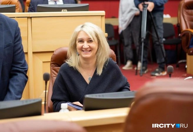Наталья Дикусарова покидает заксобрание Иркутской области На сессии 12 ноября стало известно что Наталья Дикусарова сложила депутатские полномочия Ранее губернатор предложил ей должность в правительстве Дикусарова также оставила посты вице спикера ЗС и главы комитета по собственности и экономической политике Новый вице спикер единоросс Виталий Перетолчин он сохранит руководство комитетом по госстроительству Комитет по собственности возглавил Александр Лаутин Ircity теперь в MAX