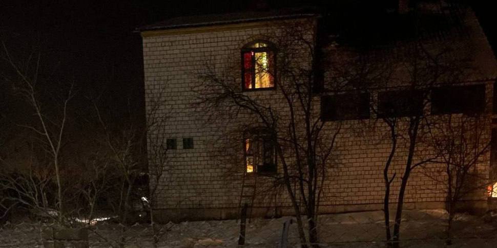 Трое вооруженных человек напали на дом в Смолевичском районе Пострадавшие в больнице Сегодня рано утром в частном доме сработала тревожная сигнализация По горячим следам преступников удалось задержать Все трое нападавших иностранные граждане Двоим по 18 лет еще одному 17 По информации МВД они оказали сопротивление поэтому сотрудники департамента охраны применили автоматическое оружие Сейчас на месте происшествия работают следователи С учетом того что нападение носит заказной характер к разбирательству подключены сотрудники Национального центрального бюро Интерпола дополнили в МВД чп