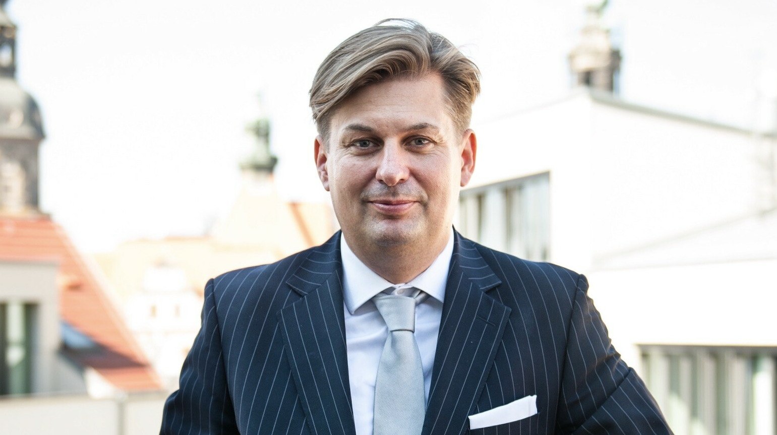 Взятки и шпионаж В Германии с депутата AfD сняли неприкосновенность В Германии с депутата партии AfD Максимилиана Кра сняли неприкосновенность из за подозрений во взяточничестве и связях с Китаем передает ArbatMedia Прокуратура провела обыски в его офисах и домах в Берлине Дрездене и Брюсселе По данным следствия дело касается коррупции и отмывания денег С Кра связан его давний соратник Цзян Го который уже предстал перед судом по обвинению в шпионаже в пользу Китая Сам депутат утверждает что не знал о его контактах с разведкой При этом внимание к Кра усиливают его собственные связи с Китаем учёба в Шанхае и Гонконге работа с Цзяном Го участие в лоббистских структурах Нового Шёлкового пути и поддержка политики Пекина в Европарламенте В интервью BILD он назвал расследование попыткой запугивания Прислать новость